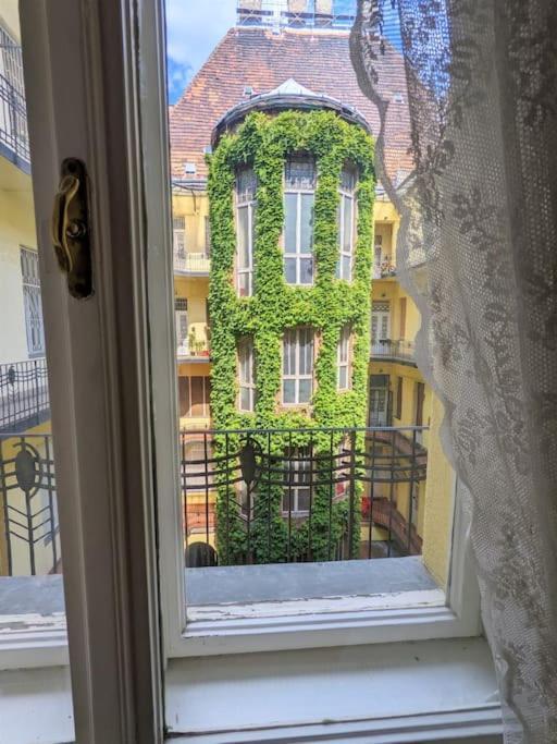 Apartment Stylish 1br - Flora's House Budapest
