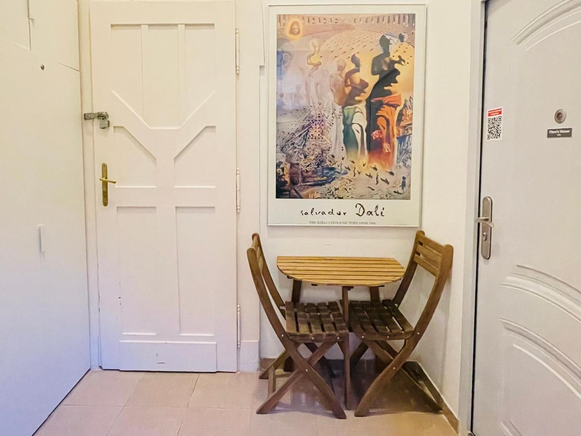 Apartment Stylish 1br - Flora's House Budapest